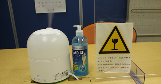 コロナ対策のためのアクリルボードと消毒アルコール、加湿器