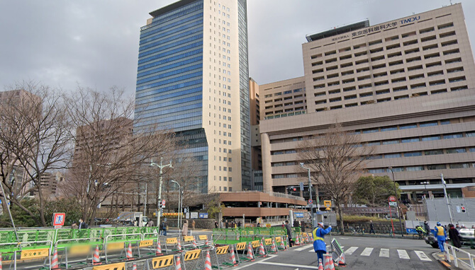 御茶ノ水橋から東京医科歯科大学付属病院を見た風景