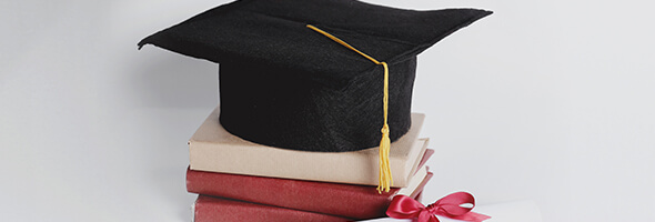 海外の大学卒業の帽子と参考書のイメージ画像